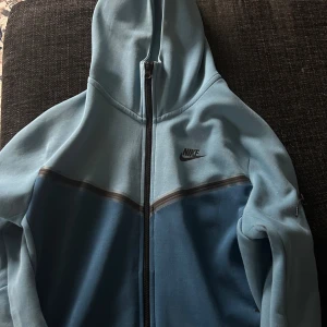 Nike tech - Nike tech bra skick, storlek S. Passar även M fler frågor kom dm. 