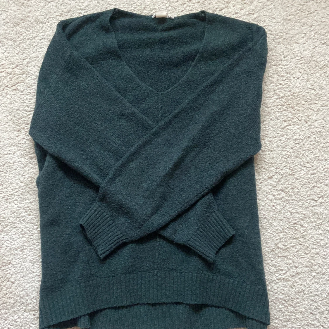 Mörkgrön stickad v-ringad tröja - 1