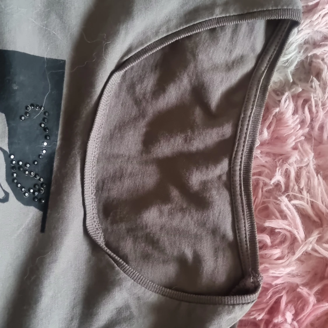 Grå t-shirt med konstnärligt tryck - 2