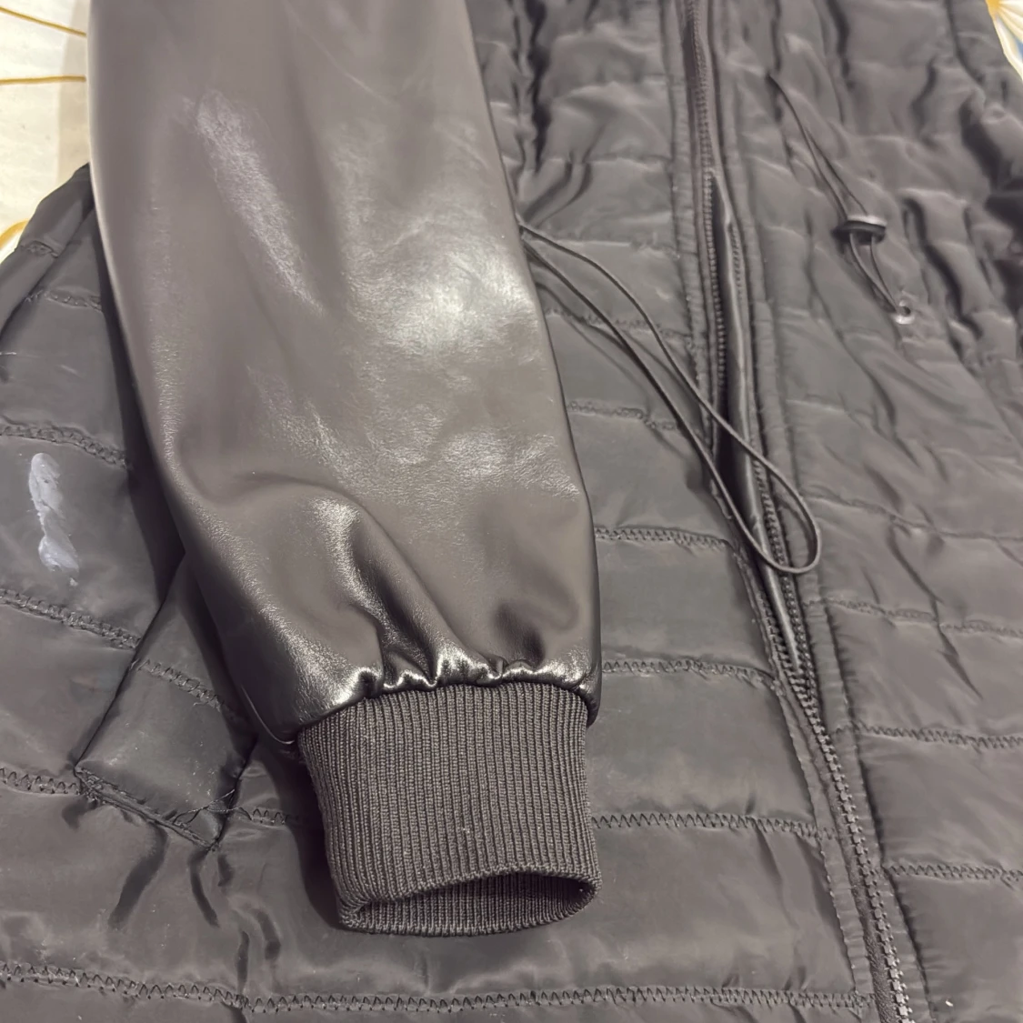 Svart lång pufferjacka med huva - 1