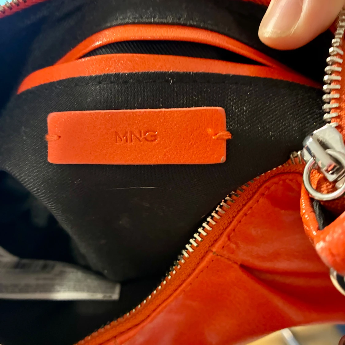 Orange axelväska från Mango med kedja - 3