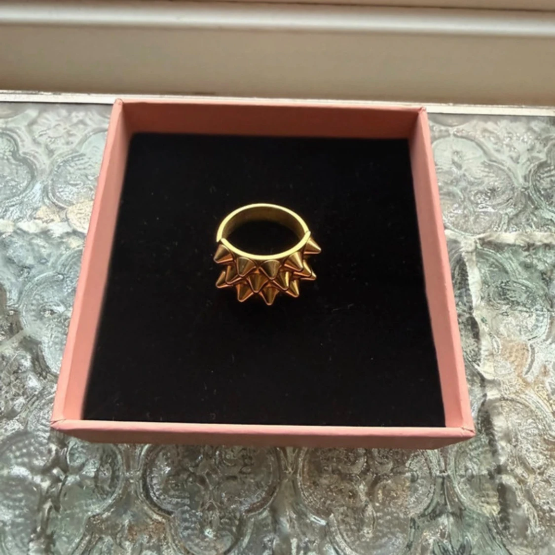 Guldig Edblad ring med nitar - 1