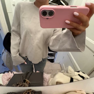 Stickad tröja från other stories  - Säljer nu denna stickade tröja från Other Stories i beige/grå färg. Skriv för fler bilder eller andra frågor.💕
