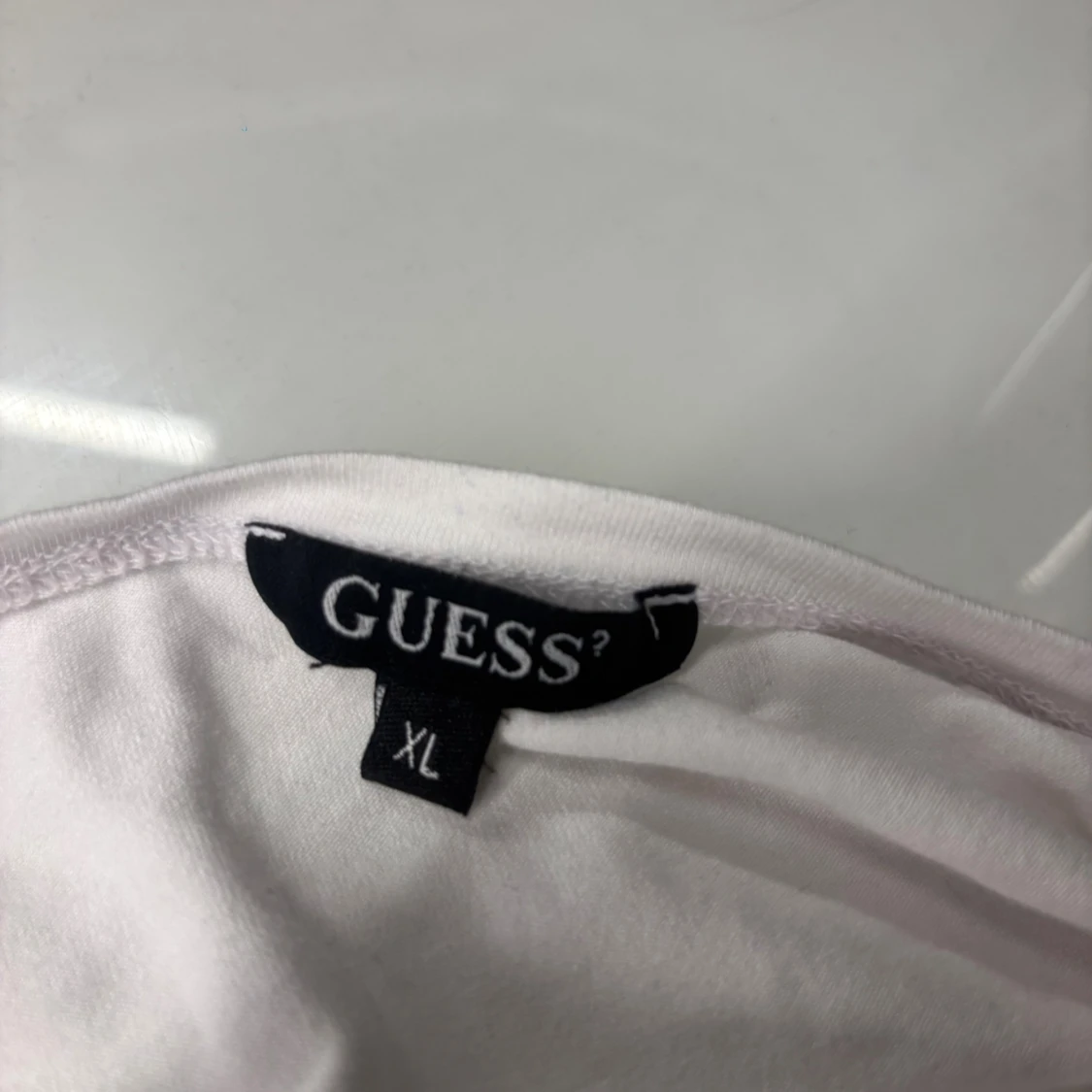 Vit t-shirt med blommor från Guess - 2