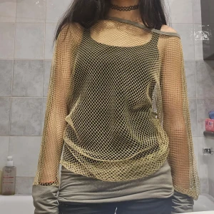 Grön meshtröja från Oxygene - ❗️Skriv innan köp❗️Unik grön meshtröja från Oxygene med långärmade nätpartier och olivgröna muddar samt nederkant. Tröjan har en loose passform och fungerar bra för layering. Fått secondhand men själv använt fåtal ggr.