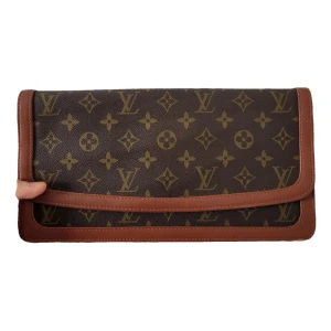 Louis Vuitton Clutch  - Superfin clutch väska köpt på Vestiaire, omsydd kant (se 4 bilden, men inget som syns)