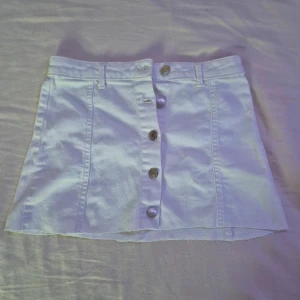 Vit jeanskjol från gina - Snygg vit jeanskjol från g perfect jeans i storlek 36. Tillverkad i bomullstyg med en clean och fräsch look. Perfekt för dig som gillar minimalistisk stil.