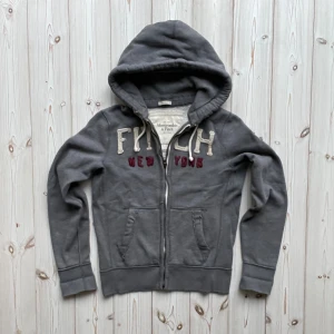 Abercrombie and fitch kofta - Säljer nu denna vintage Abercrombie and fitch koftan i riktigt bra skick. Storlek: M. Pris: 899kr. Skriv vid frågor eller för fler bilder! 🤩