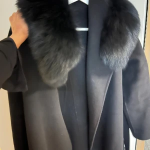 Svart kappa med pälsdetalj - Köpt nypris för 4500, hör av er för mer information..