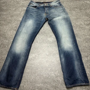 Nudie jeans  - Riktigt fet tvätt. Sköna slitningar. W36 L34. Modellen är 185 väger 75