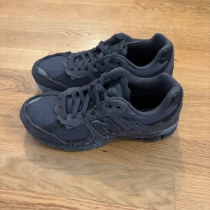 New balance 2002r - Säljer mina New Balance 2002R i fint skick. Sköna och stilrena sneakers som passar till allt!