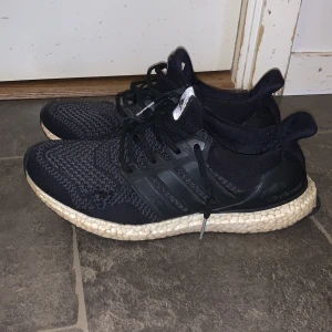 Adidas Ultraboost svarta sneakers/idrottskor - Svarta Adidas Ultraboost sneakers med stickad ovandel och boost sulor. Skorna är använda mer är i okej skick. Priset kan vi diskutera 