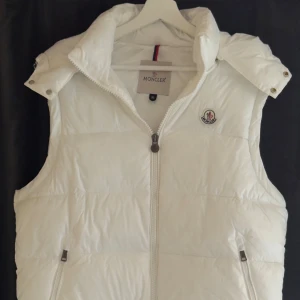 Sprillans ny moncler väst - Haft denna godingen i ett tag nu men inte använt så säljer nu den. Helt ny inga skador eller fläckar. Vid köpa av mer än en produkt = rabbat 📉✅💸