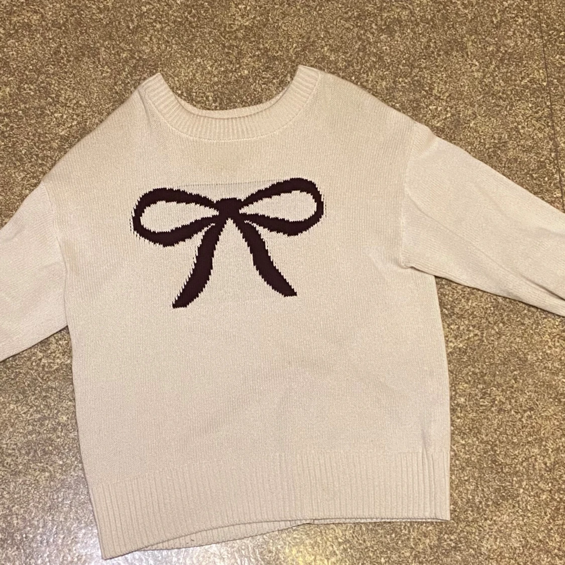 Beige stickad tröja med rosett från Ginatricot