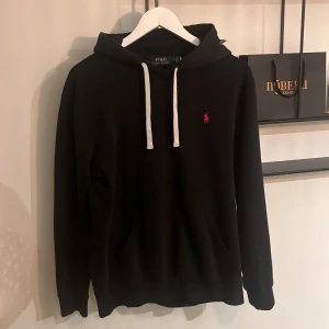 Ralph lauren hoodie  - Självklart äkta. Inga deffekter eller liknande. 😊
