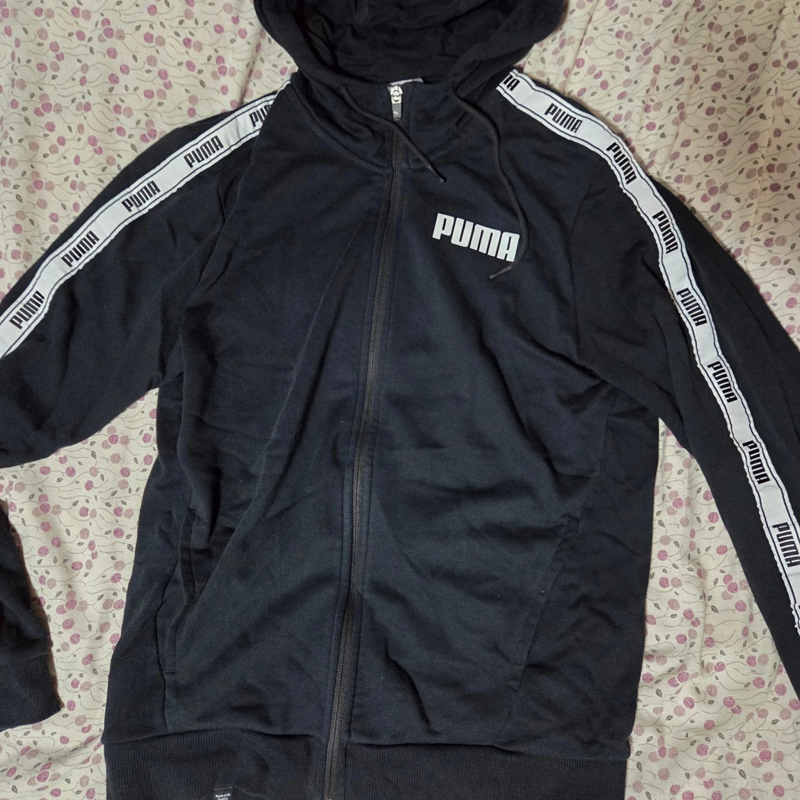 Svart hoodie från Puma med logoband