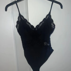 Svart spetsbody från Zara - Body från Zara 💕