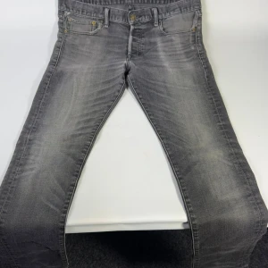 Gråa jeans från Denim & Supply Ralph Lauren - Snygga grå jeans från Denim & Supply. Modellen är skinny, Perfekt för dig som gillar en modern och avslappnad stil. 