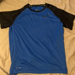 Nike dri-fit t shirt  - Storlek 156cm den är i bra skick. Vi erbjuder bra och säker frakt✅📦