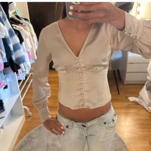 Satin blus  - Super snygg smokkad topp från abercrombie i storlek xs, tar inga fler bilder en knapp har låsnat  se bild 