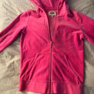 Juicy Couture rosa velour hoodie XL/xs - Juicy Couture hoodie i storlek XL men tycker den passar som i storlek xs så skulle nog säga att den är i storlek xs. Text där bak men ”bright and brilliant” texten har åkt av men det är inget man märker💞💞