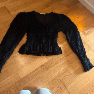 Fin svart fest blus  - Super passform och snygg till fest. 