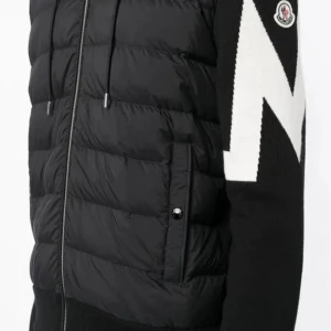 Moncler cardigan  - Fet Moncler cardigan storlek M.                          Skick=10/10