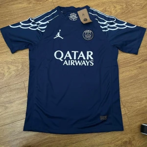 Psg tröja - Säljer min psg fotbollströja då jag inte längre använder den. Köpt från unisport, kan gå med på byten och pris går alltid att diskuteras vid snabb affär.