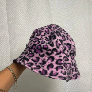 Leo buckethat  - Rosa leopardmönstrad buckethat. Använt få gånger