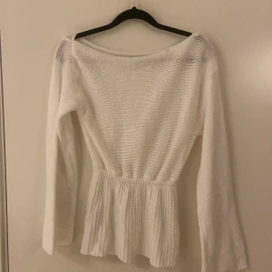 Vit stickad tröja med volang - Vit stickad tröja med volang i midjan. Storlek S💕