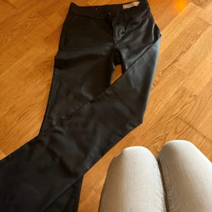Svarta läderbyxor  från Vero Moda XS - Svarta läder byxor  från Vero Moda i storlek XS. Snygg. Bootcut 