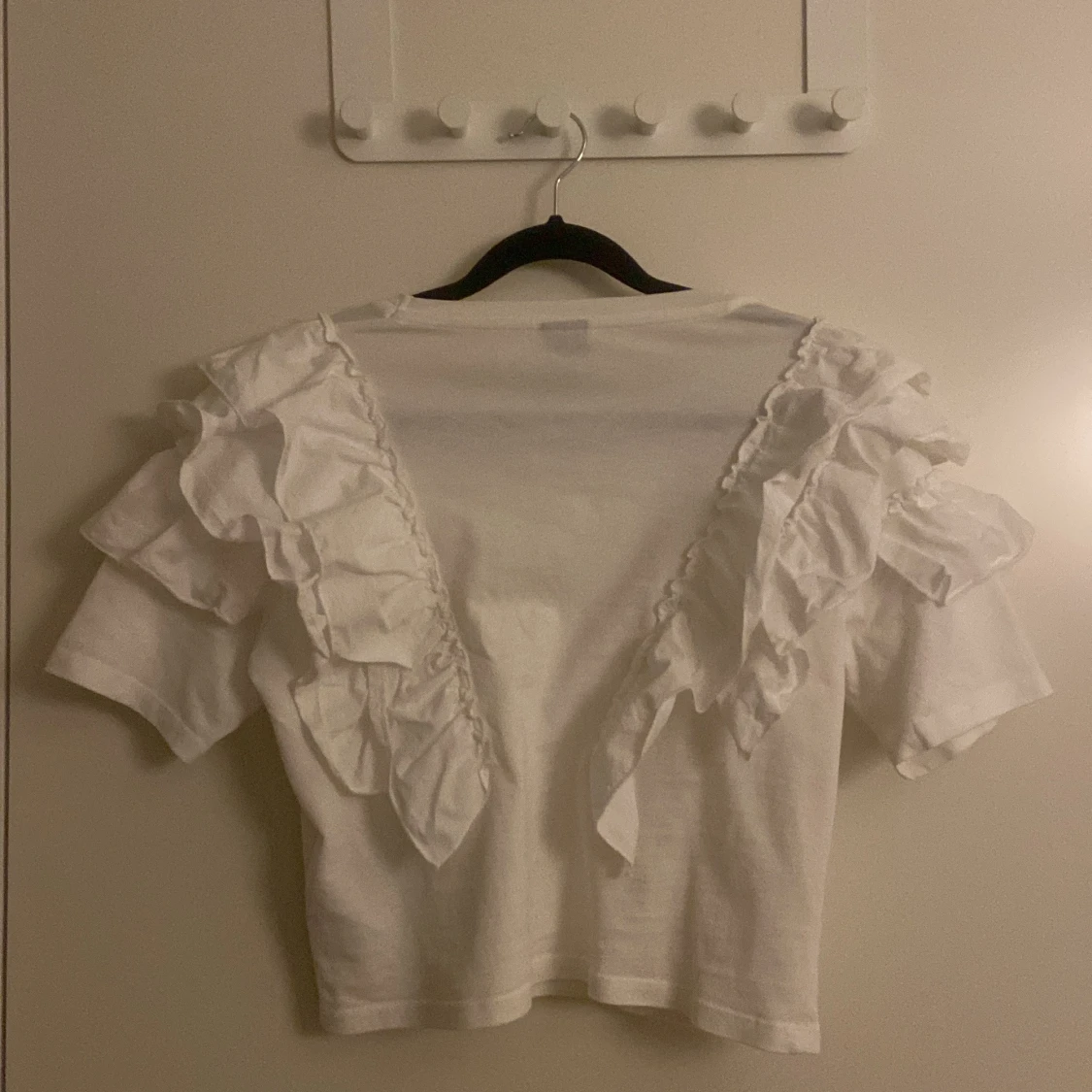 Vit croppad topp med volanger - 1