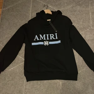Amiri hoodie svart men blått tryck - Amiri hoodie med blått tryck. Helt ny använd endast 1 gång jätte bra skick