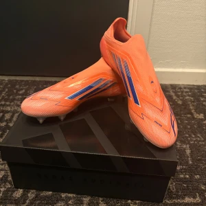 Adidasbyxor f50 - Säljer nu mina helt sprillans nya adidas f50 fotbollsskor som är skruvdubbar. Skorna är aldrig använda och det medföljer extra sula, påse och box.