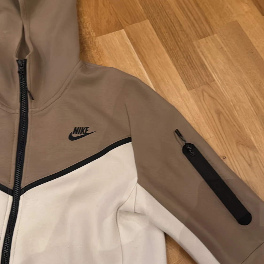 Beige och vit Nike hoodie med dragkedja - 1