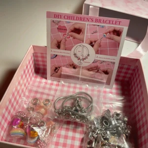 Pandora inspirerade berlock armband - Berlock armband! Ett kit med tre stycken armbands kedjor och tre påsar med olika pärlor och massa söta berlocker🩷köpt dyrt för ungefär 600kr så säljer ganska billigt, knappt använda men ändå noggrant tvättade! Buda gärna och skriv privat för frågor🫶både silver och guld berlocker!