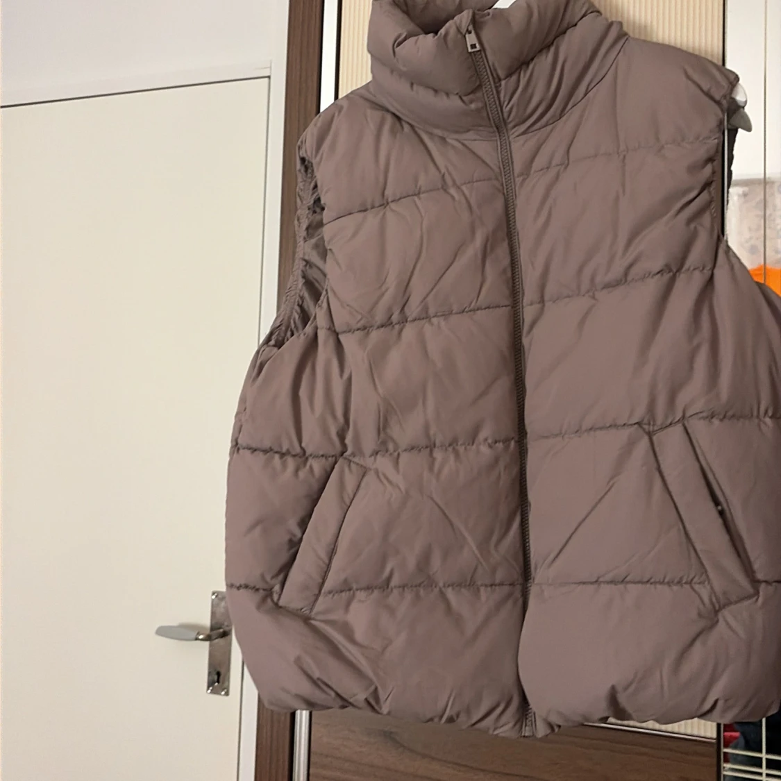 Beige quiltad dunväst från 157