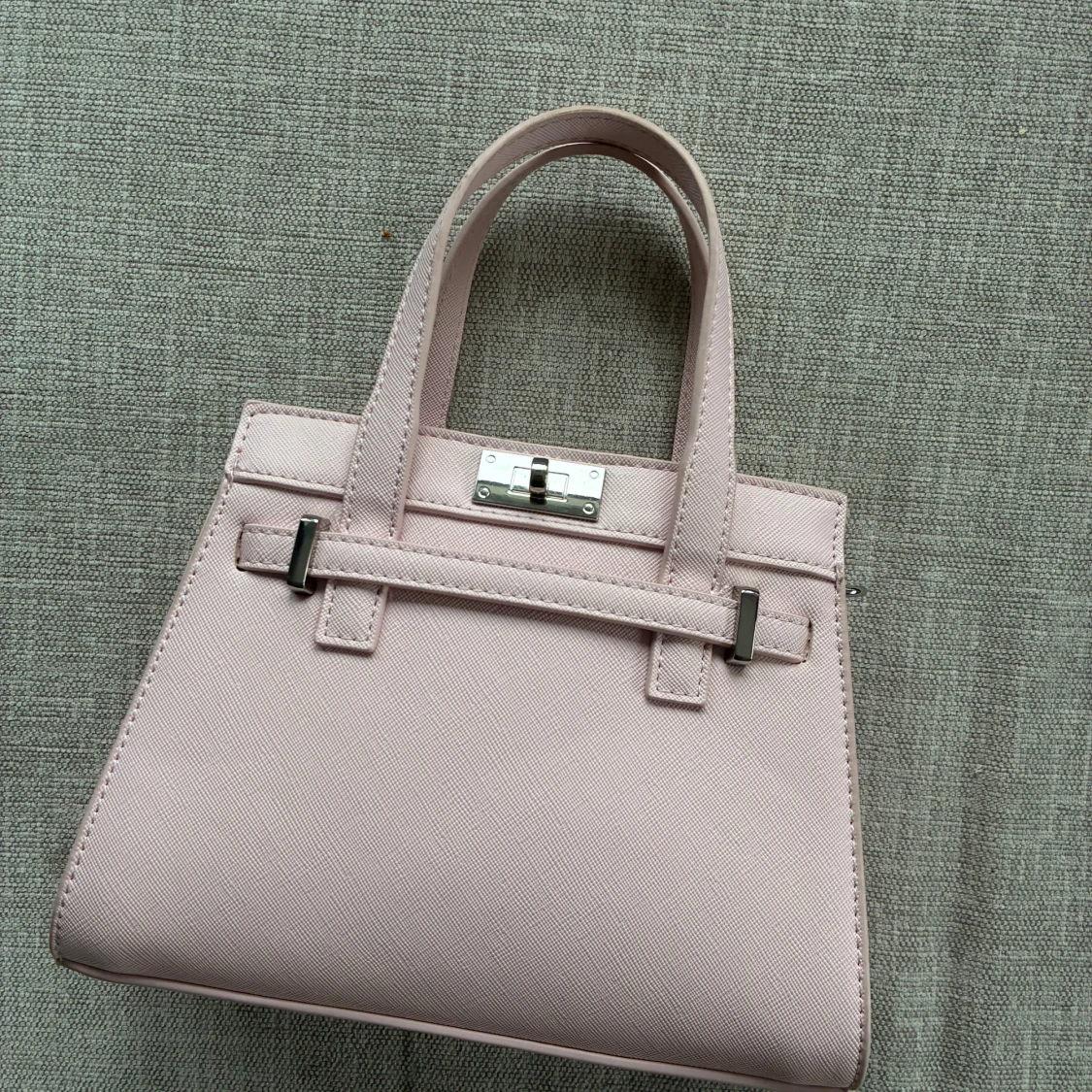 Ljusrosa handväska med silverdetaljer