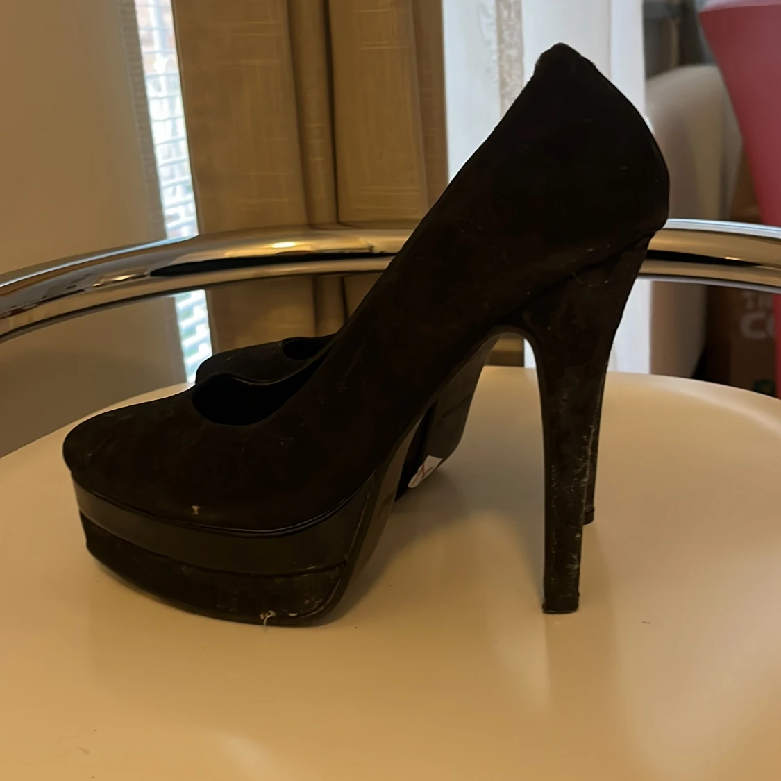 Svarta pumps med hög klack och platå - 3