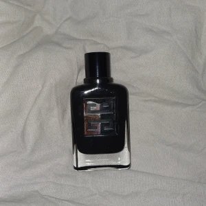 Stilren Givenchy parfymflaska - Snygg parfym från Givenchy med modern design. Perfekt för dig som vill ha en exklusiv touch i din samling. Flaskan har en cool logga framtill och passar dig som gillar att sticka ut.