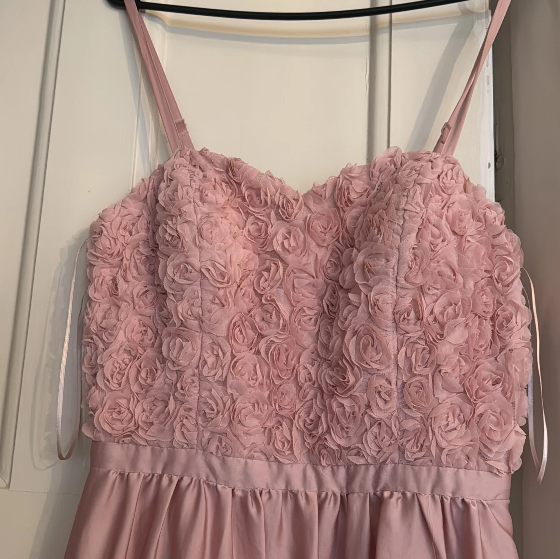 Ljusrosa långklänning med rosdetaljer - 1