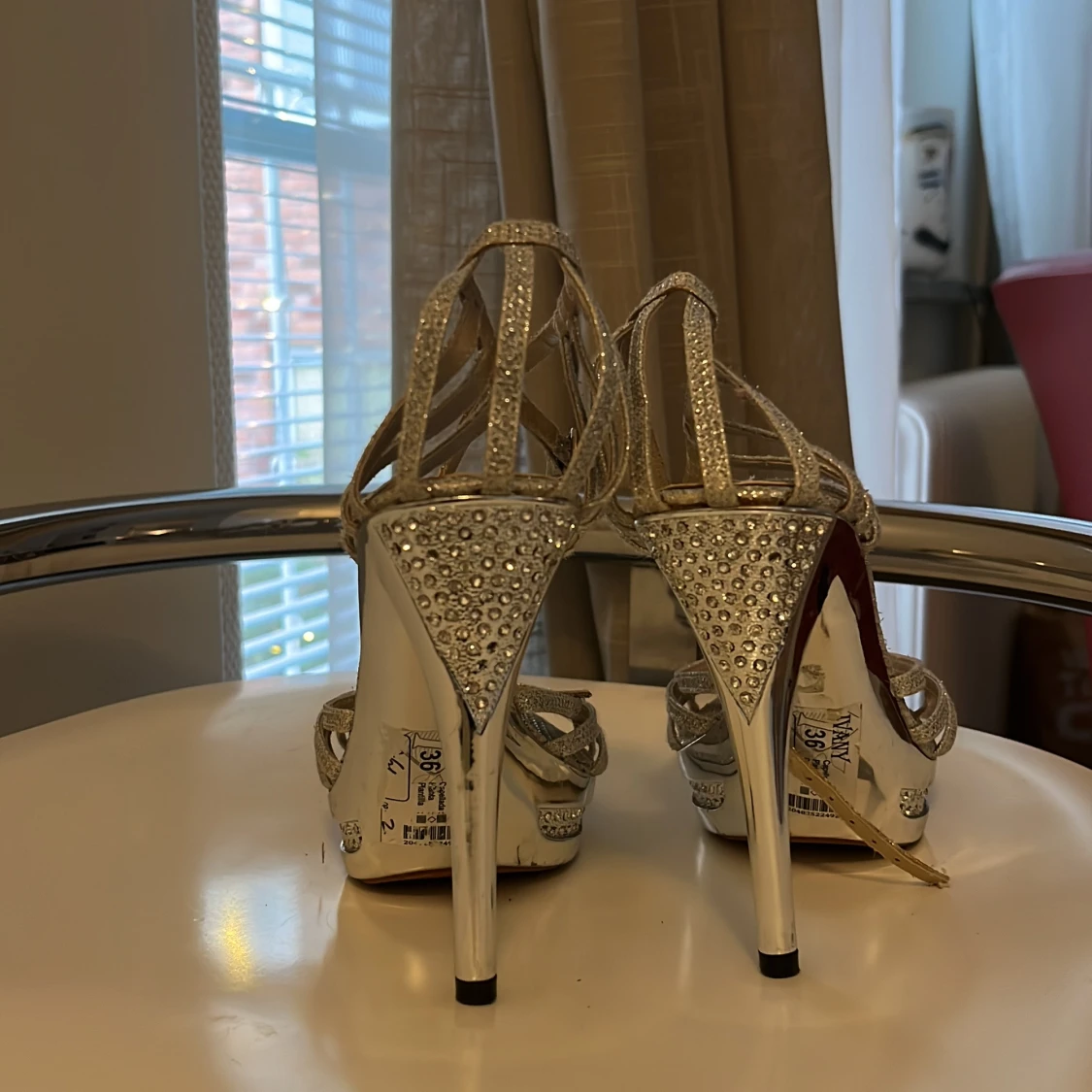 Glittriga silverfärgade höga sandaler - 2