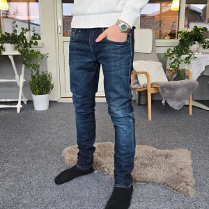 Replay jeans - Snygga Replay jeans i storlek 33/32. Skulle däremot säga att det är ungefär W32 i midjan. Skriv om du undrar något! 🤩