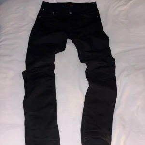 Svarta Nudie Jeans - Ett par feta Nudie Jeans i svart storlek 32/34 OBS passar även dig som brukar ha 30/32!! Skriv privat för fler frågor, bilder osv‼️