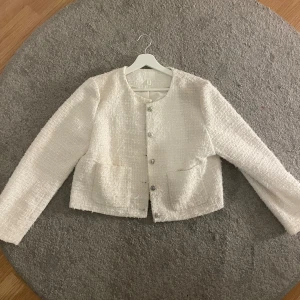 Jacka/kofta H&M  - Används inte längre, har använt typ 5 gånger. Är i storlek L men på mig som ofta har XS sitter den bra så skulle säga att den är som en S/M 