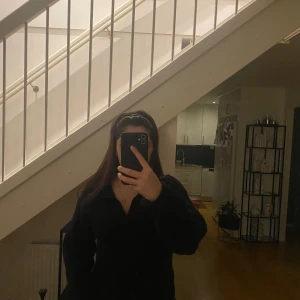 Svart stickad tröja från Gina Tricot - Stickad tröja med boxig passform. Tröjan är svart och har en krage. Den är i mycket bra skick, har använts en gång. Super fin nu till vintern. Bilderna är tagna på eftermiddagen, därav ljus med flash (mörkt ute). Om ni vill ha något mer förtydligat kontakta gärna mig, öppen för alla svar💕✨