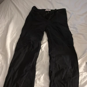 Svarta jeansbyxor från ONLY, 28/30 - Svarta jeansbyxor från ONLY i klassisk femficksmodell. Byxorna har rak passform och normal midja, tillverkade i mjukt bomullsmaterial med lite stretch för extra komfort. Perfekt för dig som gillar stilrena och enkla svarta jeans.