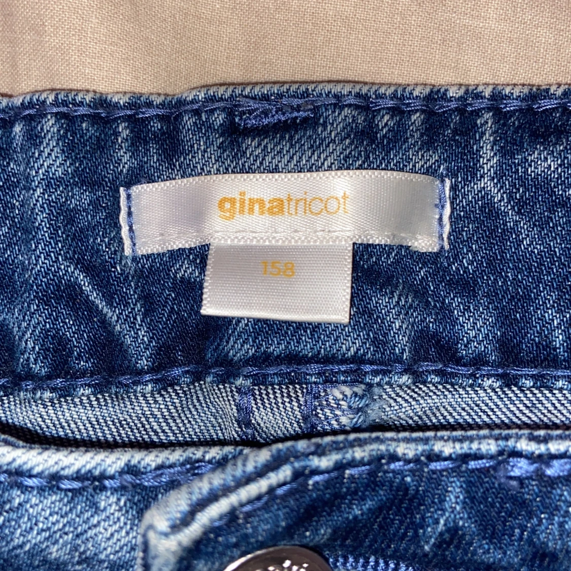 Blå jeans med rosett från Gina Tricot - 4