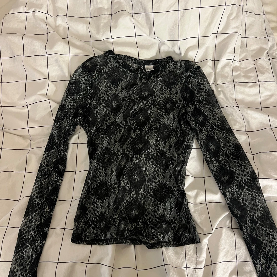 Svart mesh topp med ormmönster från H&M - 1