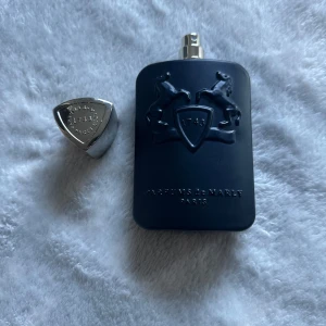 Eau de Parfum 125ml - Eau de Parfum 125ml Elegant och kraftfull doft med en djup, maskulin karaktär. Fräscha toppnoter möter varma inslag av trä, kryddor och amber – perfekt balans mellan lyx och intensitet. Flaska i mycket fint skick (se bild).  💸 Priset är inte hugget i sten vid snabb affär – vi kan komma överens om en bra deal!